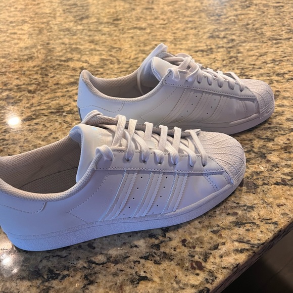 White Shell toe Adidas! - Picture 2 of 6
